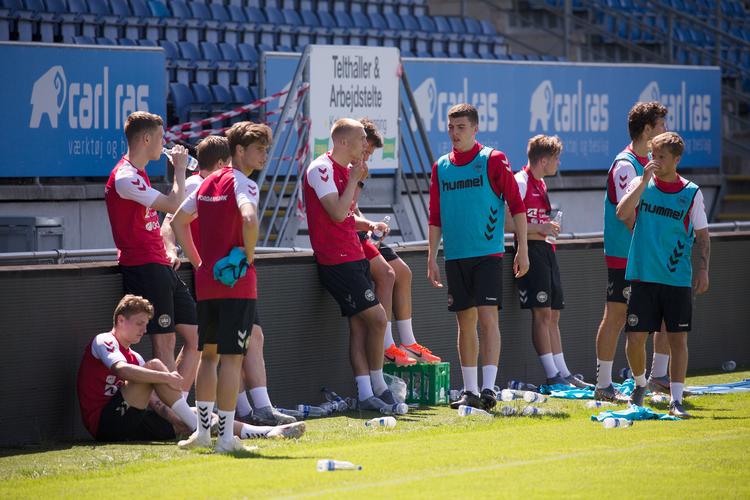 Spillere fra U21-landsholdet, her i træning på Lyngby Stadion, fejrer sejrene med slagråb og 'store patter' . Men DR har fjernet det omdiskuterede slagråb .  Foto: Thomas Borberg/POLFOTO