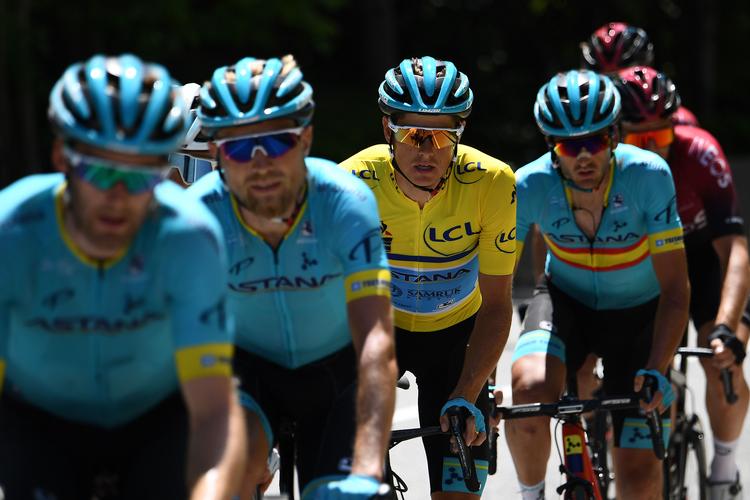 Jakob Fuglsang - her i gult under Critérium du Dauphiné - kan se frem til at blive stærkt assisteret også i Tour de France.
 Foto: Anne-christine Poujoulat/Ritzau Scanpix