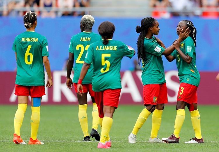 Cameroun-spillerne var i oprør over VAR-kendelserne i kampen mod England. Foto: Phil Noble/Ritzau Scanpix