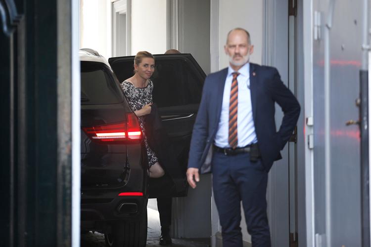 Mette Frederiksen på vej ind til Dronningen Foto: Jens Dresling