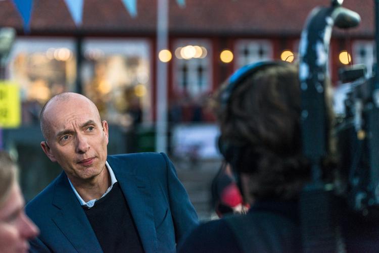 'Langt fra Borgen' på DR1 med Ask Rostrup som vært er et af de programmer, som DR har valgt at lukke som led i spareplanen.  PR-foto Anders Beier