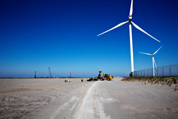 Vindmøller som denne på det tidligere Lindøværft på Fyn kan ikke sikre den grønne omstilling alene. Den nye regering vil bede Klimarådet om at hjælpe med en plan. Arkivfoto. Foto: Martin Lehmann