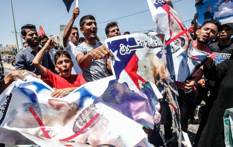 Palæstinensisk demonstration i Khan Yunis i Gaza-striben mod den amerikanske fredskonference i Bahrain, der opfattes som et amerikansk forsøg på bestikke palæstinensere til at acceptere fortsat israelsk besættelse af palæstinensiske områder.
   Foto: Said Khatib/Ritzau Scanpix