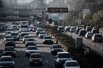 
På grund af hedebølgen forsøger Paris de kommende dage at holde biler væk fra bymidten de, hvor forureningen i forvejen er høj. Her er det et billede fra ringvejen rundt om Paris, hvor man på forsøgsbasis vil reducere fartbegrænsningen for at reducere forureningen.
   Foto: Philippe Lopez/Ritzau Scanpix