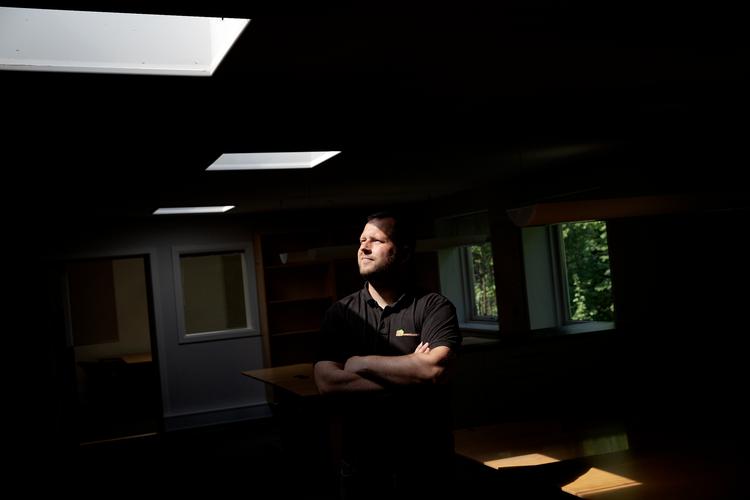 Filip La Cour, der er direktør i La Cour Byg har problemer med at finde kvalificeret arbejdskraft. Firmaet har udvidet fra 2-3 til 25 medarbejdere på fire år, og de kunne udvide mere hvis arbejdskraften var der.  Foto: Peter Hove Olesen/POLFOTO