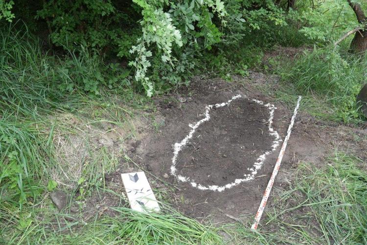 Her har et eller andet været begravet. En jordprøve fra stedet kan sammenlignes med jord fra skosåler eller måske fra en spade, hvilket kan afsløre, om der er en sammenhæng. Foto: /SoilTracker Team