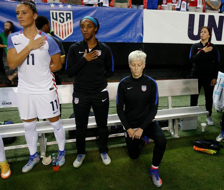 Megan Rapinoe har tidligere knælet, når den amerikanske nationalhymne bliver afspillet før en landskamp. Foto: John Bazemore/Ritzau Scanpix