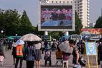 Nordkoreanere ser transmission af mødet mellem den kinsesike præsident og Nordkoreas leder, Kim Jong Un. Nordkorea trækker igen overskrifter. En australsk mand er angiveligt blevet anholdt.  Foto: Ed Jones/Ritzau Scanpix