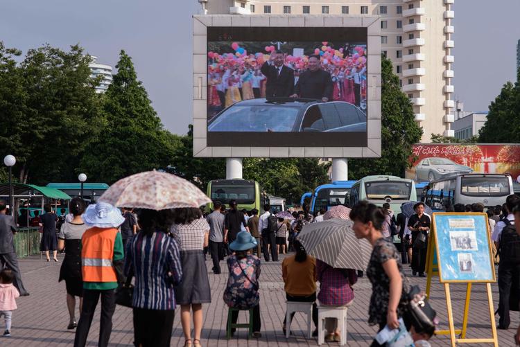 Nordkoreanere ser transmission af mødet mellem den kinsesike præsident og Nordkoreas leder, Kim Jong Un. Nordkorea trækker igen overskrifter. En australsk mand er angiveligt blevet anholdt.  Foto: Ed Jones/Ritzau Scanpix