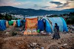 Flygtningelejren på Samos er så overfyldt, at der bor lige så mange mennesker udenfor i den såkaldte Jungle. I alt omkring 4.000 mennesker. Junglen har hverken vand, elektricitet eller sanitære installationer. Men masser af rotter og slanger, der trives i affaldsdyngerne. Foto: Jacob Ehrbahn/POLFOTO