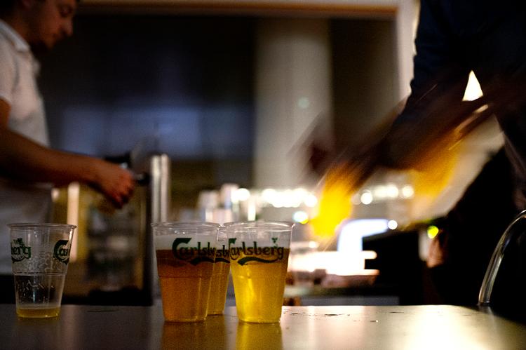 
    Der hører oftest alkohol med, når gymnaieelever fester, her på Ørestad Gymnasium i København. 
   Foto: Marius Nyheim/POLFOTO