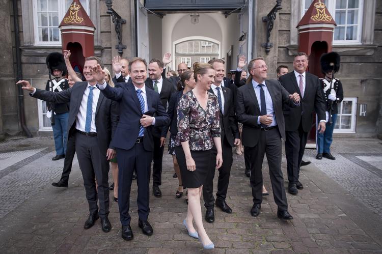 
    Mette Frederiksen præsenterer den nye S-regering på Amalienborg i København, torsdag den 27. juni 2019. Torsdag præsenterer Socialdemokratiet den nye regering efter flere uger med forhandlinger. (Foto: Mads Claus Rasmussen/Scanpix 2019) Foto: Mads Claus Rasmussen/Ritzau Scanpix