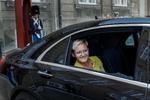 Da Pernille Rosenkrantz-Theil ankommer til Amalienborg kan hun ikke se sine børn i mængden. Men via sms får hun kontakt til dem. »De er helt euforiske og synes, det har været så festligt. De springer begge to op i min favn, hvilket de er alt for store til, så de er ved at vælte mig omkuld.« Foto: Mads Nissen/POLFOTO