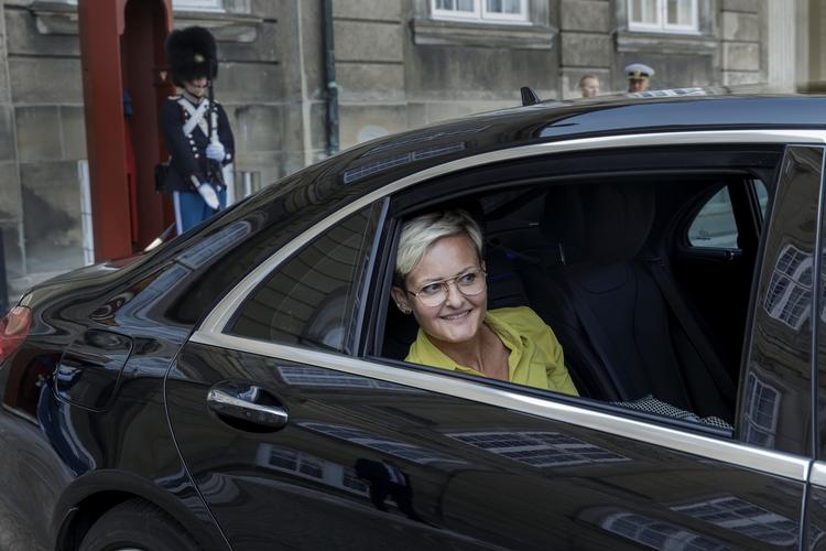 Da Pernille Rosenkrantz-Theil ankommer til Amalienborg kan hun ikke se sine børn i mængden. Men via sms får hun kontakt til dem. »De er helt euforiske og synes, det har været så festligt. De springer begge to op i min favn, hvilket de er alt for store til, så de er ved at vælte mig omkuld.« Foto: Mads Nissen/POLFOTO