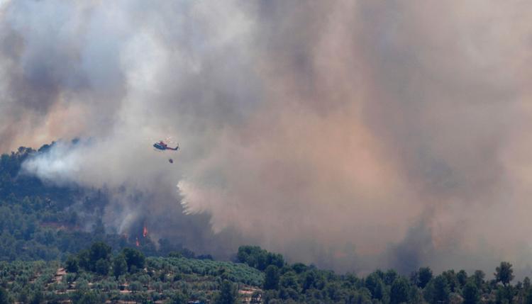 Hundredvis af brandfolk og flere helicoptere er sat ind i kampen mod naturbrande i Catalonien, mens temperaturer er steget til 40 grader mange steder i Europa. REUTERS/Albert Gea
   Foto: Albert Gea/Ritzau Scanpix
