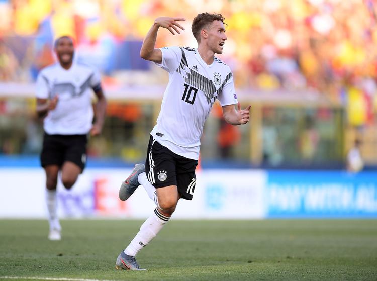 Luca Waldschmidt jubler efter sin forløsende scoring i semifinalens sidste minut torsdag aften i Bologna.  Foto: Alberto Lingria/Ritzau Scanpix