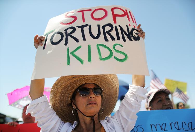
  Arkivfoto:   Migrantbørn, der kommer til USA, må maksimalt opholde sig 90 dage i et af de mange modtagecentre ved landets grænser.
Det har USA's vicepræsident, Mike Pence, og den demokratiske formand for Repræsentanternes Hus, Nancy Pelosi, aftalt i en telefonsamtale. Mario Tama/Getty Images/AFP Foto: Mario Tama/Ritzau Scanpix
