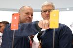 Jony Ive (tv.) sammen med Apples topchef, Tim Cook. Foto: Justin Sullivan/Ritzau Scanpix