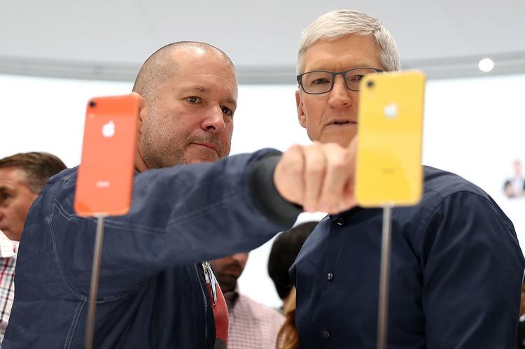 Jony Ive (tv.) sammen med Apples topchef, Tim Cook. Foto: Justin Sullivan/Ritzau Scanpix