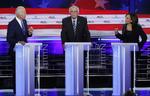 Joe Biden (tv.) diskuterer med Kamala Harris, mens Bernie Sanders i midten hører på.  Foto: Mike Segar/Ritzau Scanpix