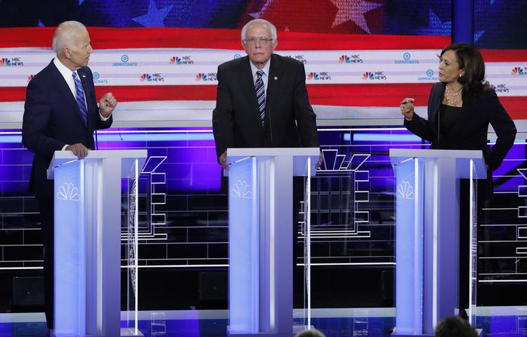 Joe Biden (tv.) diskuterer med Kamala Harris, mens Bernie Sanders i midten hører på.  Foto: Mike Segar/Ritzau Scanpix