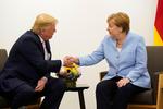 Donald Trump og Angela Merkel udvekslede pæne ord efter ankomsten til Japan. Foto: Kevin Lamarque/Ritzau Scanpix