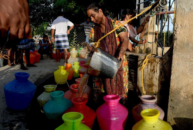 
   Indbyggerne i Chennai må stå i kø i timevis for at få en smule drikkevand. Foto: Arun Sankar/Ritzau Scanpix