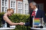 Overdragelsesforretning i Udlændinge- og integrationsministeriet i går.  Foto: Jens Dresling/POLFOTO