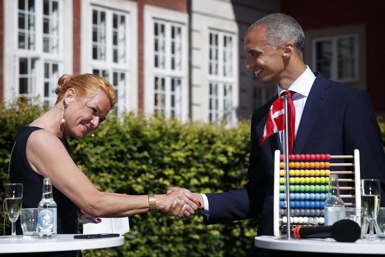 Overdragelsesforretning i Udlændinge- og integrationsministeriet i går.  Foto: Jens Dresling/POLFOTO