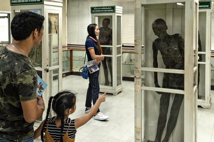 Skræk og advarsel. En pige peger på det udstillede lig af See Uey Sae-Ung, som er blevet kaldt Thailands værst kannibal.  Foto: Claus Blok Thomsen