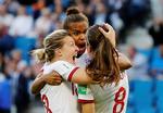 I England er ligaen efterhånden på et højt niveau med mange professionelle spillere, og landsholdet har succes ved VM, hvor det foreløbig er blev til en plads i semifinalen. Her jubler Jill Scott Ellen White og Nikita Parris over en scoring i kvartfinalesejren over Norge.
   Foto: Phil Noble/Ritzau Scanpix