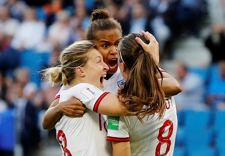 I England er ligaen efterhånden på et højt niveau med mange professionelle spillere, og landsholdet har succes ved VM, hvor det foreløbig er blev til en plads i semifinalen. Her jubler Jill Scott Ellen White og Nikita Parris over en scoring i kvartfinalesejren over Norge.
   Foto: Phil Noble/Ritzau Scanpix