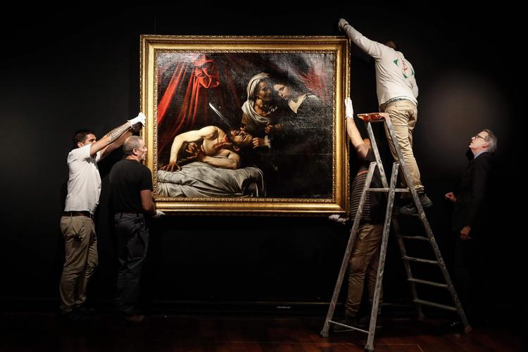 Maleriet  ’Judith der halshugger Holofernes’ har splittet eksperterne, men det nu solgt som et værk malet af Caravaggio i Napoli i 1607. Foto: Francois Guillot/AFP Foto: Francois Guillot/Ritzau Scanpix
