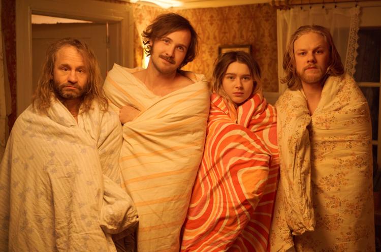 De er lidt til en side, men ikke desto mindre aldeles troværdige, figurerne i Lukas Moodyssons tv-serie om 'Gösta', verdens flinkeste mand.  Foto: HBO Nordic