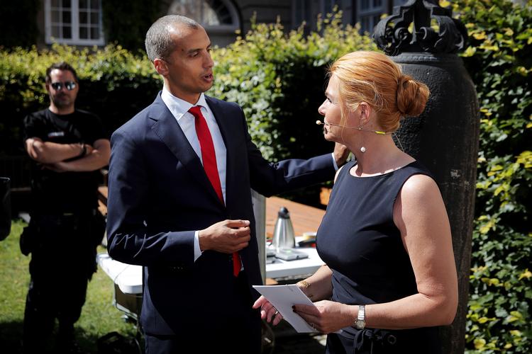 Overdragelsesforretning i Udlændinge- og integrationsministeriet i går, hvor Venstres Inger Støjberg overdrager ministeriet til Udlændinge- og integrationsminister Mattias Tesfaye (S).
   Foto: Jens Dresling/POLFOTO