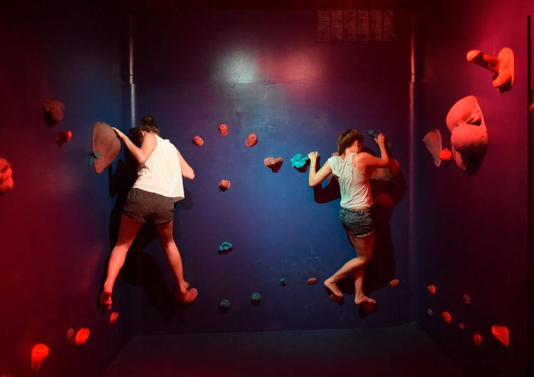 På sexmuseet i New York kan gæsterne blandt andet bestige denne væg, hvor klatregrebene er udformet som sexorganer. Foto: Timothy A. Clary/Ritzau Scanpix