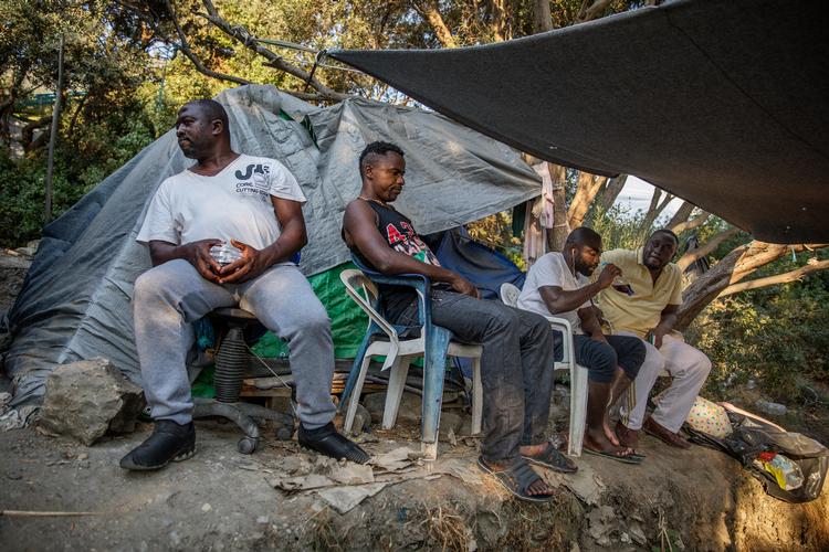 
En gruppe mænd fra Nigeria er strandet i en lejr på Samos, hvor de drikker billig vin for at holde lejrlivet ud. De har været her mellem 8 - 18 mdr.
Ventetiden på at komme til sit første interview, så man kan få påbegyndt sin asylansøgning, er i de fleste tilfælde pt. mere end et år.    Foto: Jacob Ehrbahn/POLFOTO