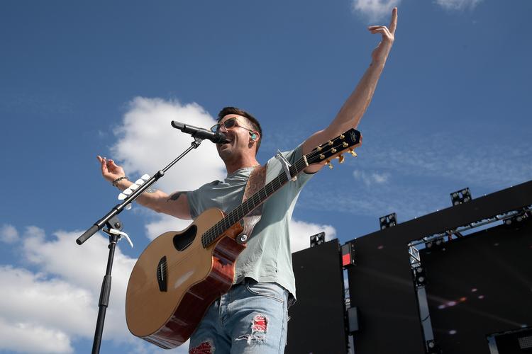 Countrysangeren Jake Owen gav en sur fan igen, efter han erklærede sin støtte til LGBTQ-miljøet.  Foto: Phelan M. Ebenhack/Ritzau Scanpix