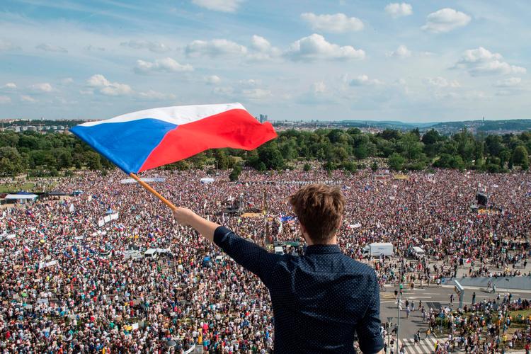 250.000 tjekker. Så mange var der ifølge de officielle tal ved søndagens demonstration mod Tjekkiets ministerpræsident Andrej Babis i Prag. Tal fra telemasterne tyder dog på, at tallet nok nærmere bevægede sig op mod de 290.000. 
   Foto: Michal Cizek/Ritzau Scanpix