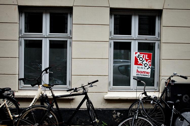 
Det er stadig meget svært at finde billige lejeboliger i København, og derfor bliver der fortsat lavet forældrekøb. Hver tiende solgte ejerlejlighed er nu forældrekøb, skønner mæglerkæden Home.

 

   Foto: Martin Lehmann/POLFOTO