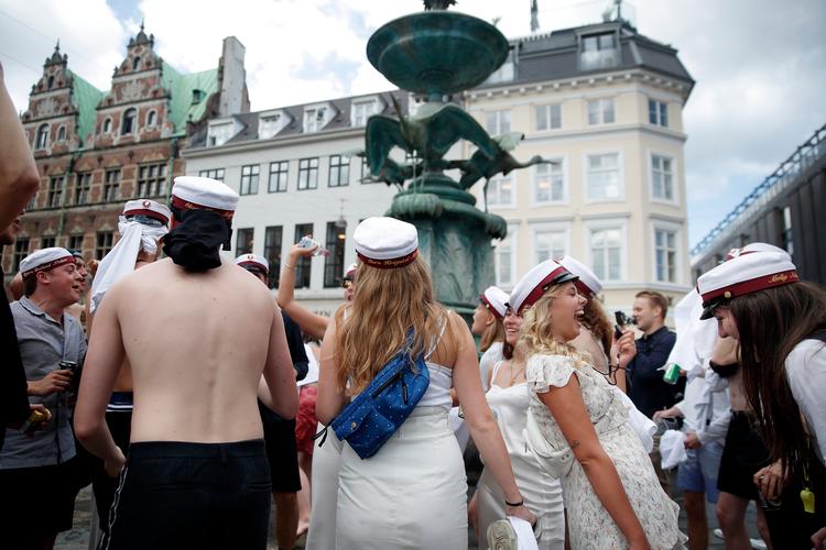 Årets studenter danser om storkespringvandet.
   Foto: Jens Dresling/POLFOTO