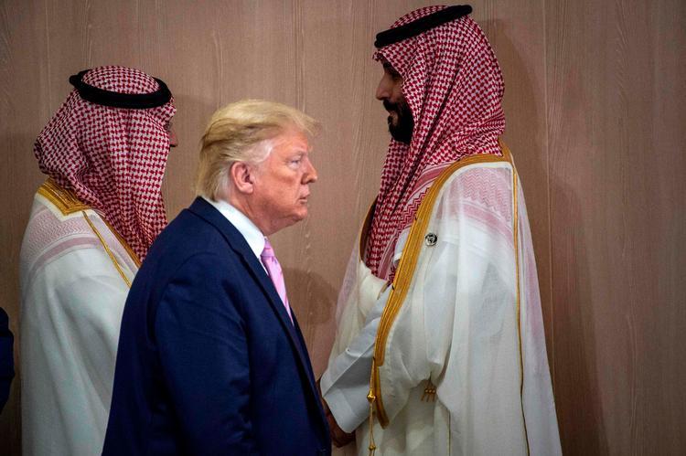 Saudi-Arabiens kronprins, Mohammed bin Salman (th.), mødtes bl.a. med Donald Trump ved G20-mødet i Japan. 
   Foto: Eliot Blondet/Ritzau Scanpix