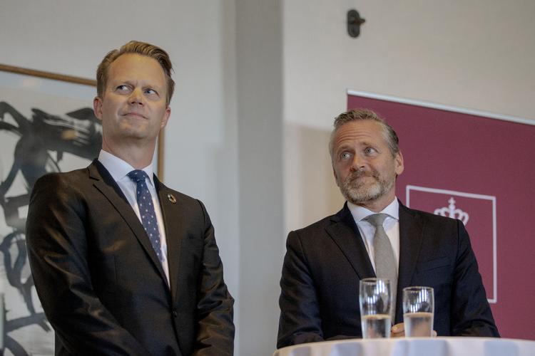 Ministeroverdragelse i torsdags. Anders Samuelsen (LA) overdrog udenrigsministeriet til Jeppe Kofod (S). Foto: Miriam Dalsgaard/POLFOTO