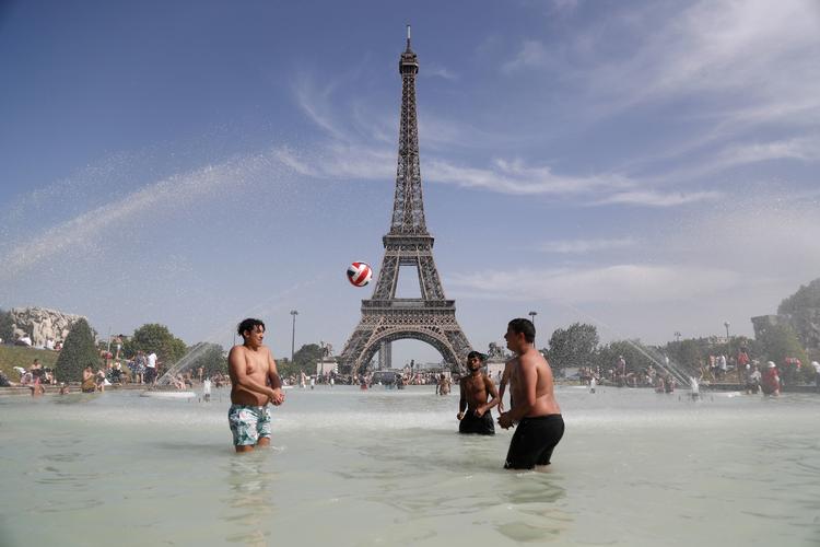 Paris i går, hvor Frankrig satte varmerekord med 45,9 grader i Gallargues-le-Montueux i den sydlige del af landet. Foto: Zakaria Abdelkafi/Ritzau Scanpix