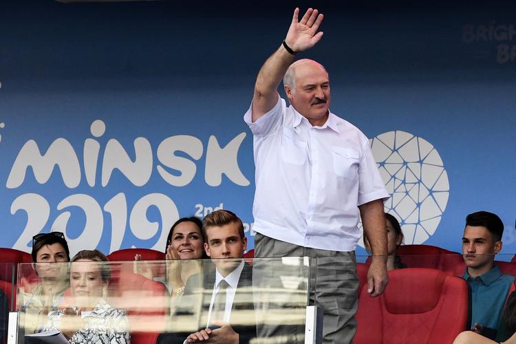 Hvideruslands præsident Aleksandr Lukasjenko, også kaldt Europas sidste diktator, har i løbet af ugen overværet flere af konkurrencerne ved det europæiske OL. Her til atletik med sønnen Nikolay Lukasjenko. Foto: Kirill Kudryavtsev/Ritzau Scanpix