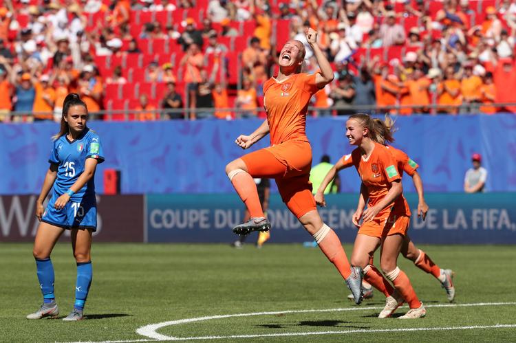 Stefanie van der Gragt udtrykte hele sit holds følelse, efter hun med et flot hovedstød havde sikret kvartfinalesejren over Italien.
   Foto: Yves Herman/Ritzau Scanpix