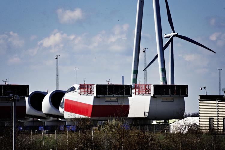 På det tidligere Lindøværft bygges der i dag Vestas-vindmøller. Foto: Martin Lehmann