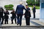 Donald Trump får en hånd, da han træder ind i Nordkorea. Kort efter gik Kim Jong-un med ham ind i Sydkorea. Foto: Brendan Smialowski/Ritzau Scanpix