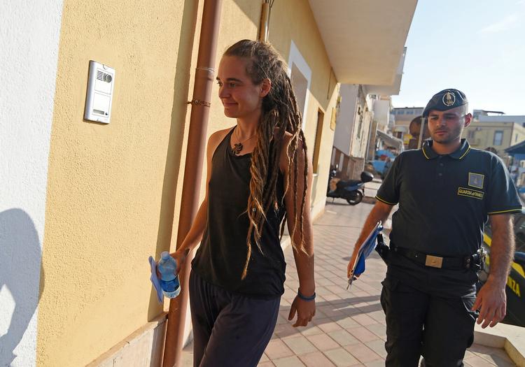 Carola Rackete, den 31-årige kaptajn for redningsskibet Sea-Watch 3, efter anholdelsen i Lampedusa. REUTERS/Guglielmo Mangiapane Foto: Guglielmo Mangiapane/Ritzau Scanpix