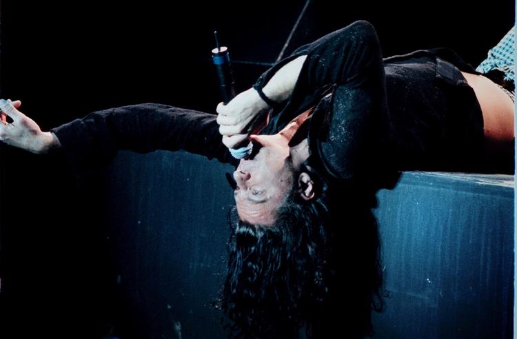 Den karismatiske Michael Hutchence fanget på scenen under Midtfyns Festival 1997, det år han blev fundet hængt på sit hotelværelse i Sydney. FOTO: Nicolai Fuglsig Foto: Nicolai Fuglsig/POLFOTO